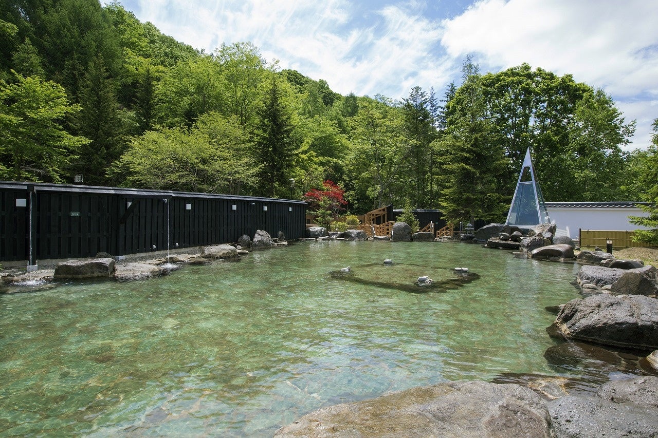 【北海道伊達市　北湯沢温泉】9月30日まで延長決定！（10月1日チェックアウト）初秋の北湯沢で心も身体もリフレッシュ！　のサブ画像1_【緑の風】国内最大級の広さを誇る露天風呂でゆったりしてみませんか