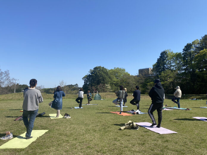 ペット保険のアニコム損保と里山リゾート施設オーパークおごせが、一日限定のドッグヨガイベントを開催しましたのメイン画像