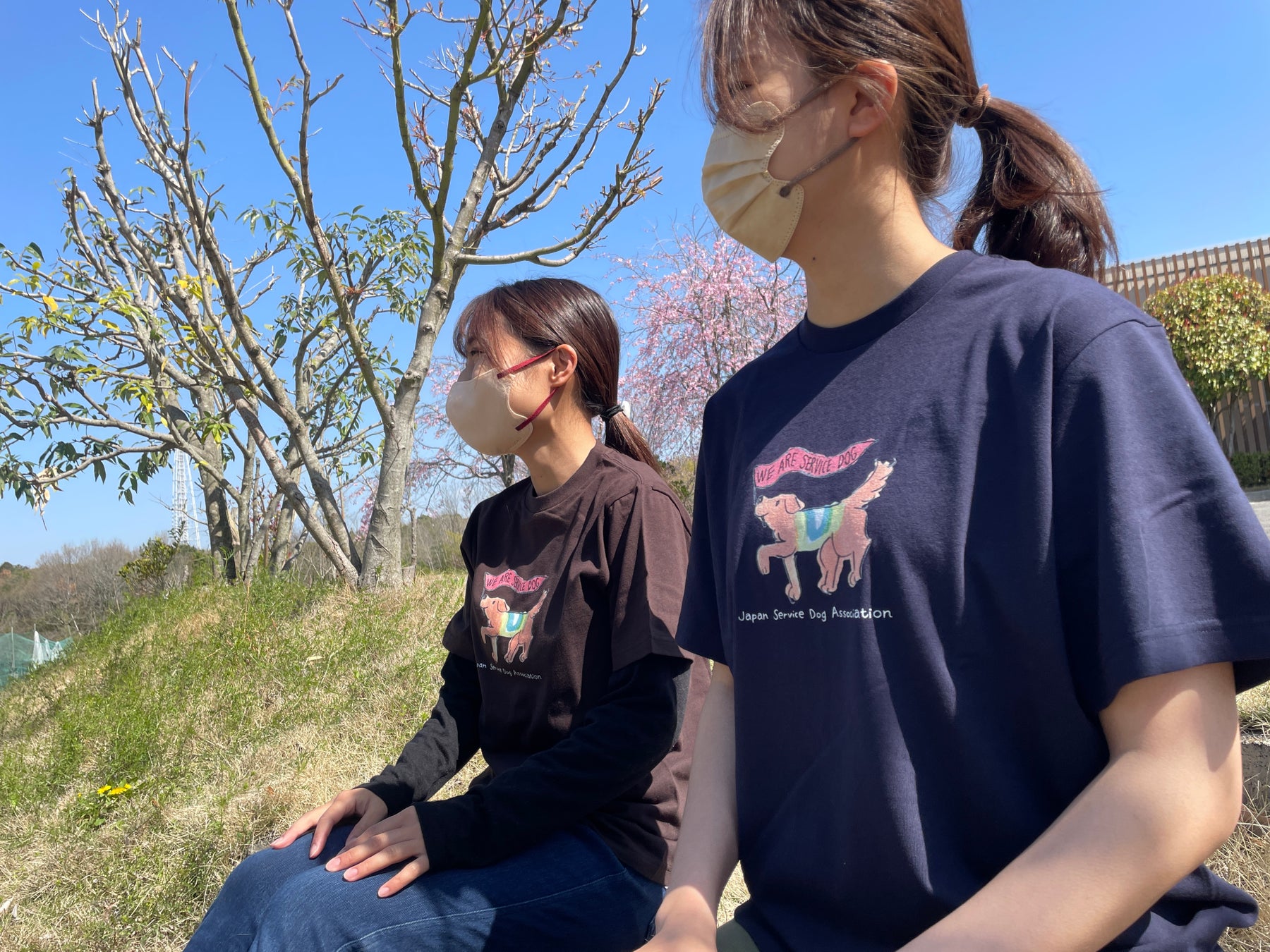 【新グッズWEB販売開始】可愛いグッズを買って介助犬を応援しよう！～社会福祉法人 日本介助犬協会～のサブ画像2_we are service dog Tシャツ　3,200円