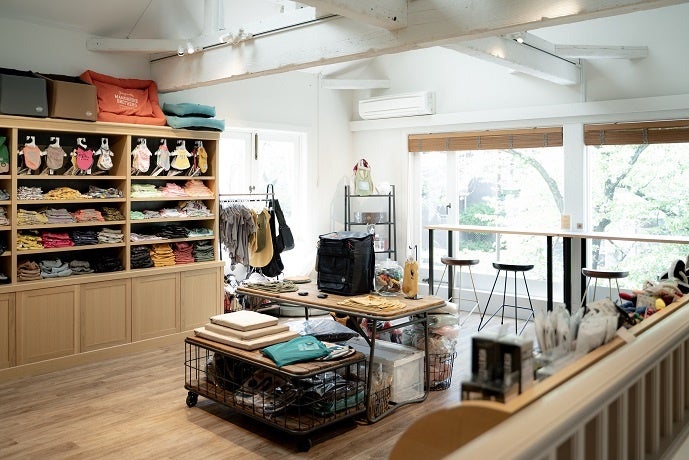 【NEW OPEN：店内ペット可】ペットのためのシンプルかつ遊び心に溢れたブランド「MANDARINE BROTHERS（マンダリンブラザーズ）」の直営店が中目黒にグランドオープン！＜4月6日(木)＞のサブ画像3_2F窓際でも、カフェメニューを楽しんでいただけるカウンター席をご用意しております。