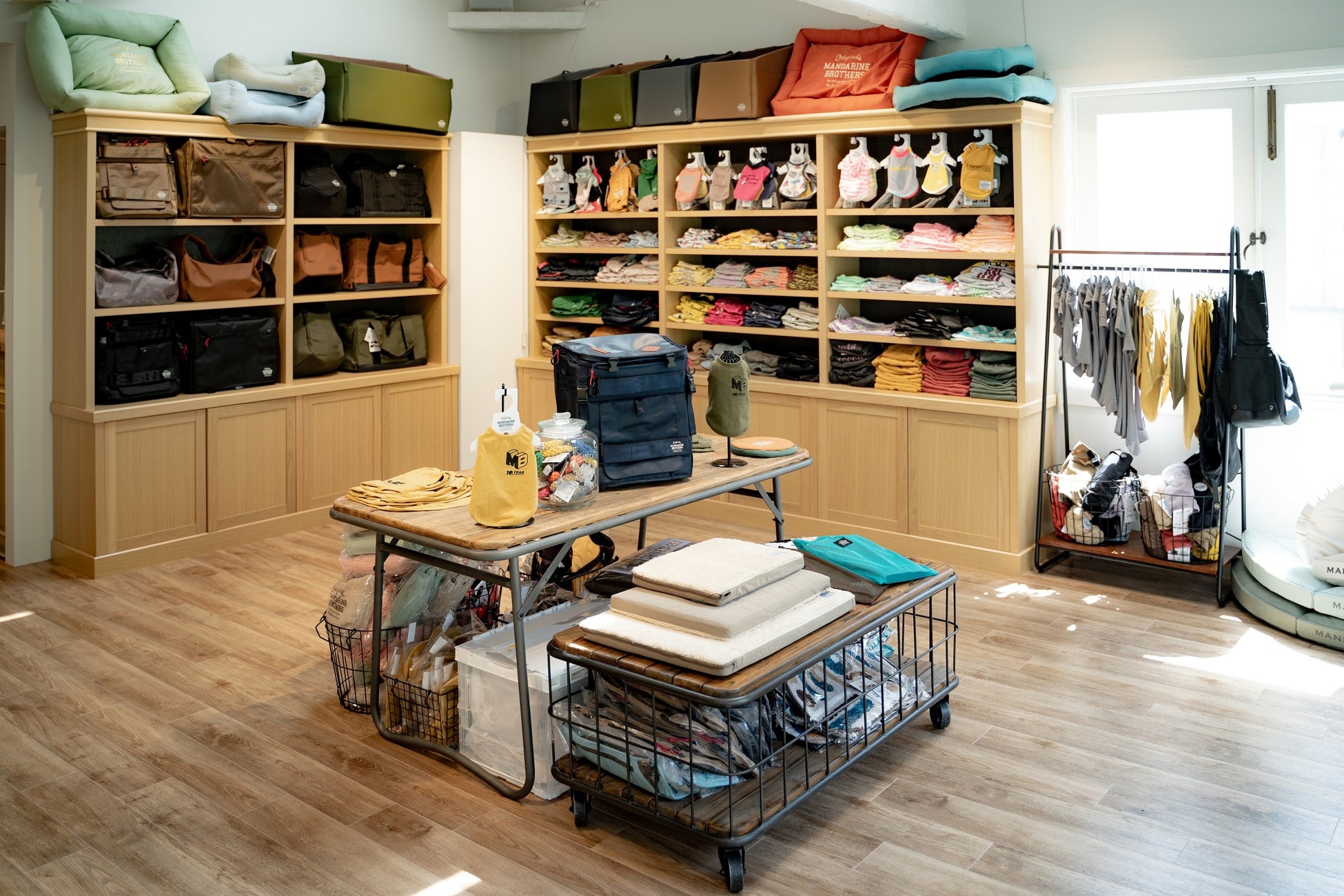 【NEW OPEN：店内ペット可】ペットのためのシンプルかつ遊び心に溢れたブランド「MANDARINE BROTHERS（マンダリンブラザーズ）」の直営店が中目黒にグランドオープン！＜4月6日(木)＞のサブ画像4_直営店ならではの豊富な品揃えで、スタッフへご相談頂きながら商品を選べます