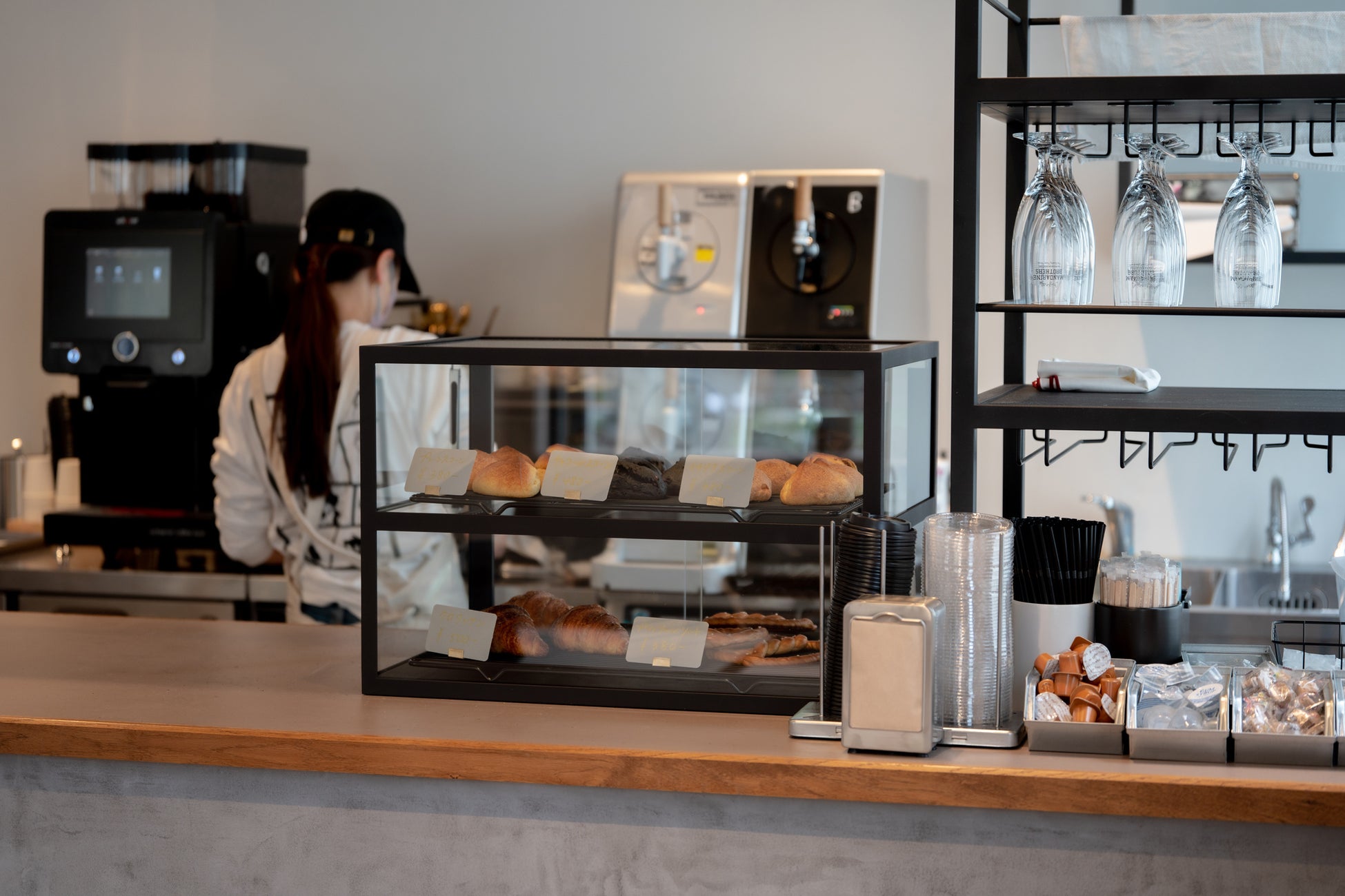 【NEW OPEN：店内ペット可】ペットのためのシンプルかつ遊び心に溢れたブランド「MANDARINE BROTHERS（マンダリンブラザーズ）」の直営店が中目黒にグランドオープン！＜4月6日(木)＞のサブ画像9_スコーンやプレッツェル、クロワッサン等、各種取り揃えてお待ちしております！
