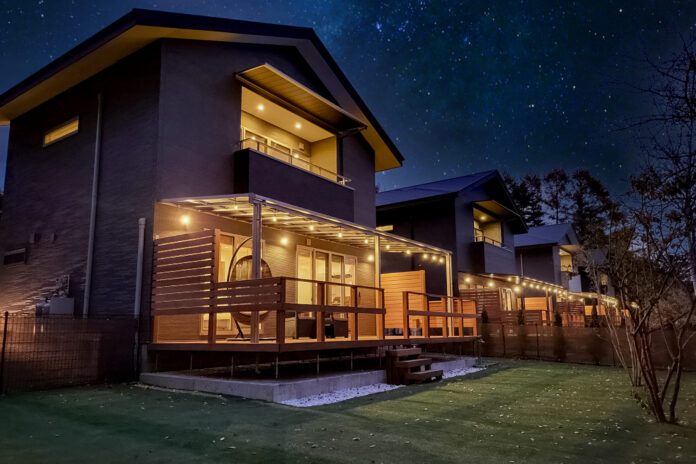 ＜2023年5月掲載開始＞山梨県・北杜市に位置するプライベートドッグラン付きコテージ「なごみリゾートRUN八ヶ岳」ペットと泊まれる宿予約サイト『いぬやど』への参画のお知らせのメイン画像