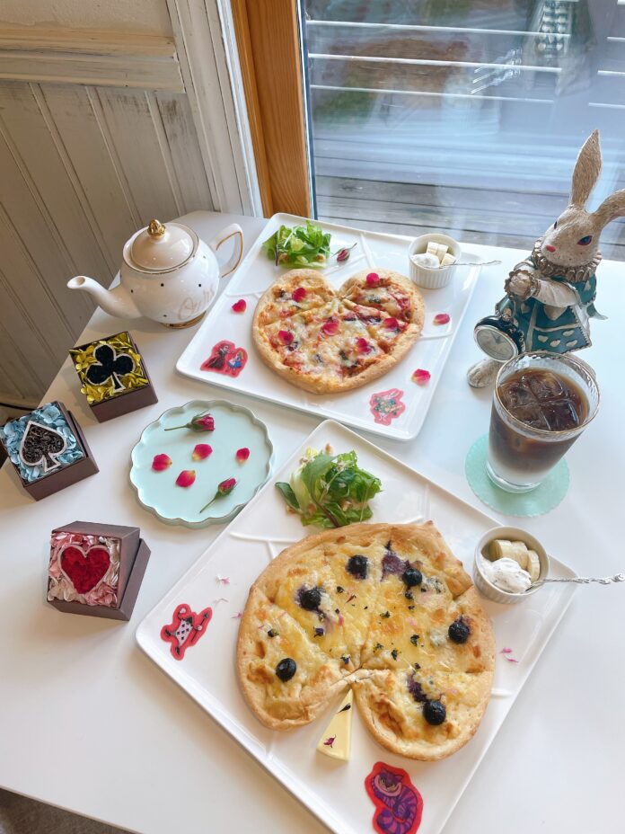 ワンちゃんを連れて入店OK！兵庫・西宮のフラワーカフェ「マイペリドットカフェ」に、不思議の国のアリスをイメージしたピザやスイーツなど、写真映えしておいしい新メニューが登場。のメイン画像