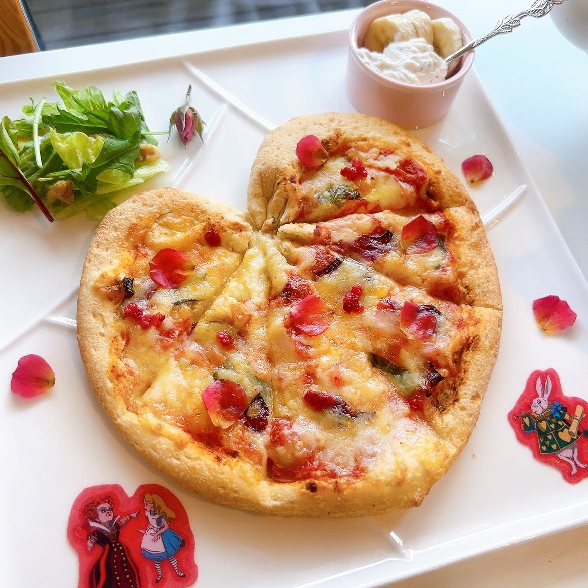ワンちゃんを連れて入店OK！兵庫・西宮のフラワーカフェ「マイペリドットカフェ」に、不思議の国のアリスをイメージしたピザやスイーツなど、写真映えしておいしい新メニューが登場。のサブ画像8