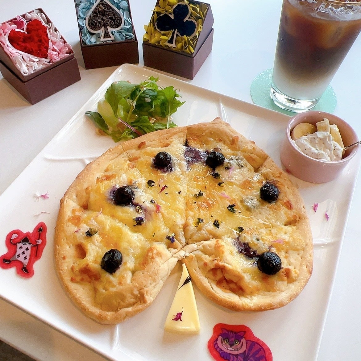 ワンちゃんを連れて入店OK！兵庫・西宮のフラワーカフェ「マイペリドットカフェ」に、不思議の国のアリスをイメージしたピザやスイーツなど、写真映えしておいしい新メニューが登場。のサブ画像9