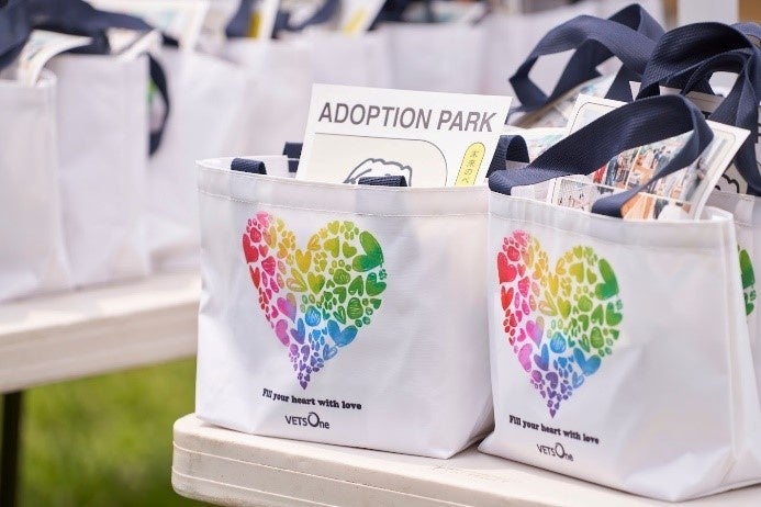 【ペットゴー協賛】動物保護団体の卒業犬と迎え主の里帰りイベント「HOMECOMING PARK」を6/10（土）に開催しましたのサブ画像4_来場された皆様には、ベッツワン（VETSOne）おさんぽトートバッグを贈呈しました