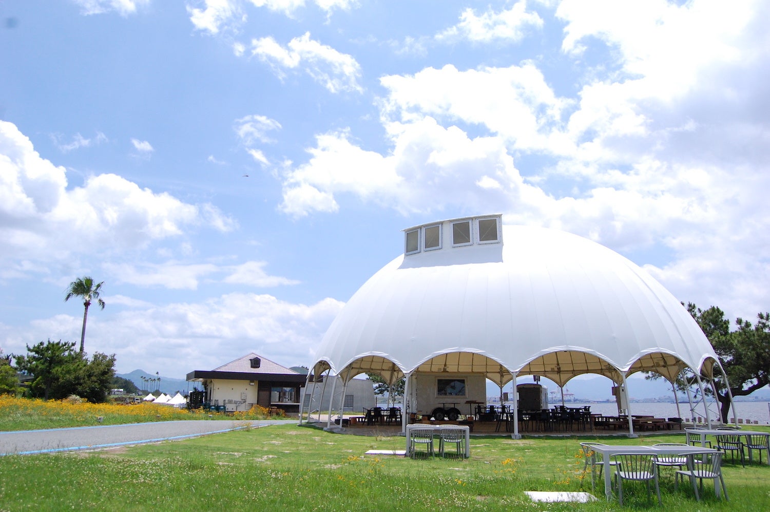 【泊まれる公園 INN THE PARK 福岡】夏休みはペットとうみなかへ！ドギーSUPクルージング＆ドッグフレンドリーな宿泊プランのサブ画像7_光と風の広場は芝生のエリアが多いので、コンクリートが熱くなる真夏でも安心して愛犬とお散歩することができます。