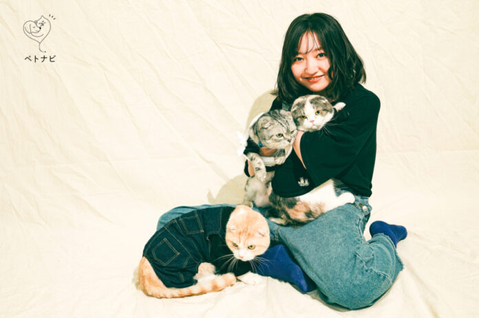 犬猫健康アプリの「ペトナビ」が、愛犬愛猫と共に楽しむ、美容イベント【うちの子と。】を開催！女優 谷 花音さんと、愛猫3匹がお揃い衣装で写真撮影に臨み、「素敵な思い出になりました」と笑顔を見せた。のメイン画像