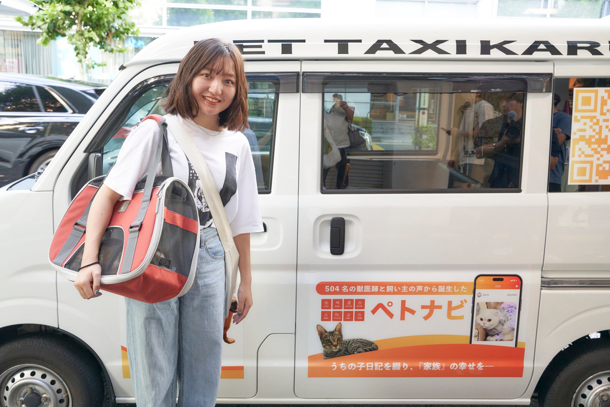 犬猫健康アプリの「ペトナビ」が、愛犬愛猫と共に楽しむ、美容イベント【うちの子と。】を開催！女優 谷 花音さんと、愛猫3匹がお揃い衣装で写真撮影に臨み、「素敵な思い出になりました」と笑顔を見せた。のサブ画像2