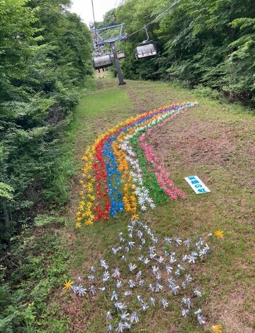 【軽井沢プリンスホテルスキー場】虹色のペットボトル風車 1,000 個が彩る夏のスキー場で SDGｓを学ぶ旅 「夏の思い出リフト旅」を運行のサブ画像2_ペットボトル風車（笑顔の虹）