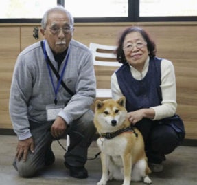 飼い主が亡くなった時、飼い主に代わり、終生飼養の責任を果たす「ペット後見互助会 とものわ」のサブ画像2_2017年「とものわ」に入会した武冨尚子さんご夫妻と愛犬リキ