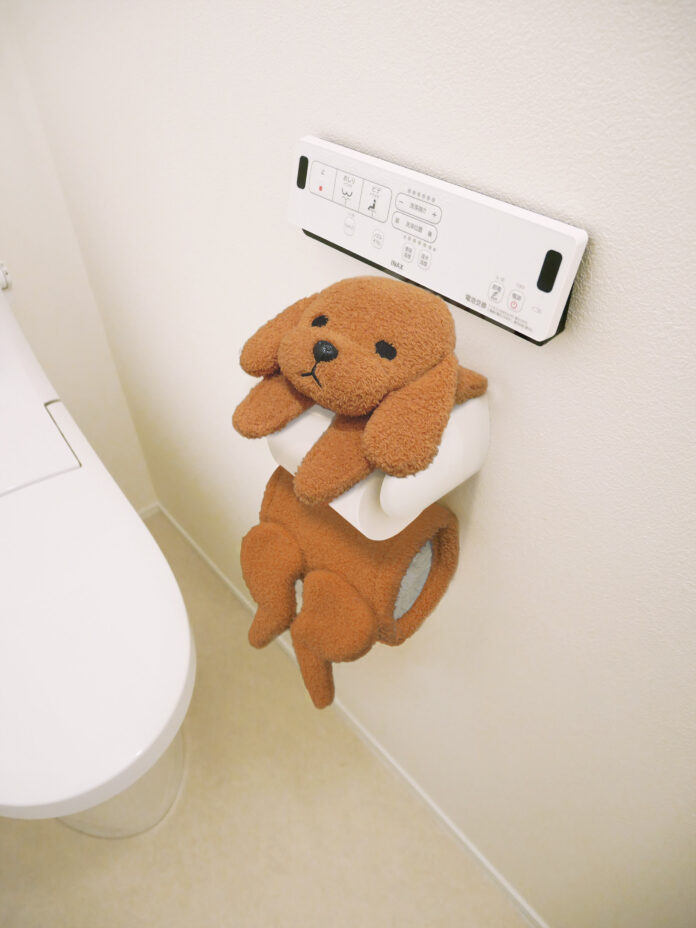 【表情がたまらない】トイレットペーパーカバーに『トイプードル』が新登場！のメイン画像